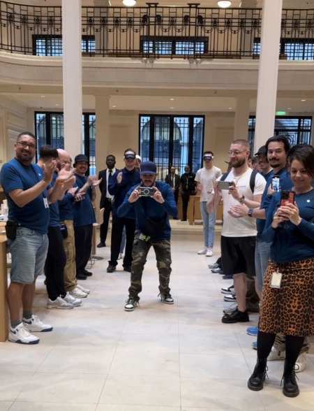 Entrée triomphale (?) du premier acheteur (Satellifactsà d'Apple Vision Pro le jour du lancement, vendredi 12 juillet à 8h à l'ouverture de l'Apple Store Opéra 