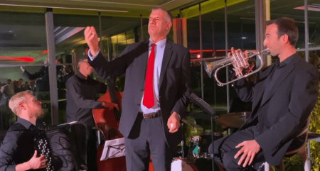 Le député Jean Lassalle en impro sur la scène de la fête des 2 ans de RT France