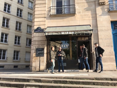 Tournage Mission Impossible Fall out : un magasin rue François Miron à Paris transformé en bar à vin