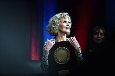 Jane Fonda recevant son prix, vendredi 19 octobre à Lyon, au Festival Lumièreà
