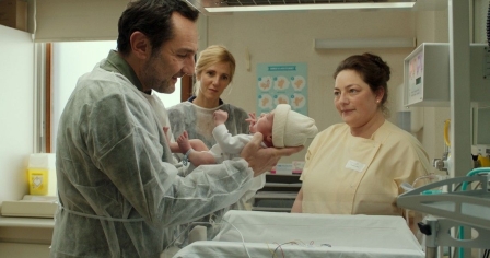 Gilles Lellouch, Sandrine Kiberlain dans Pupille. 